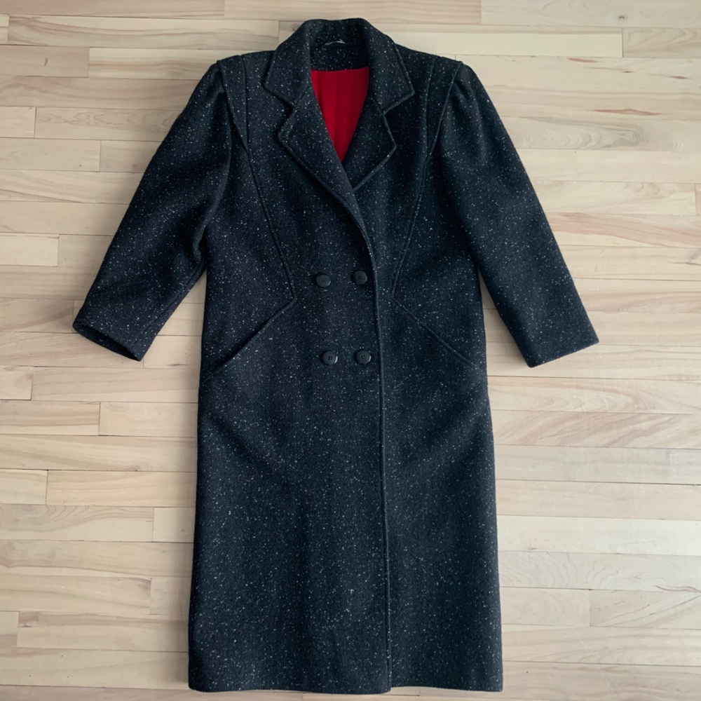 VINTAGE - Collection Élégante Black wool coat – dramatic structured silhouette